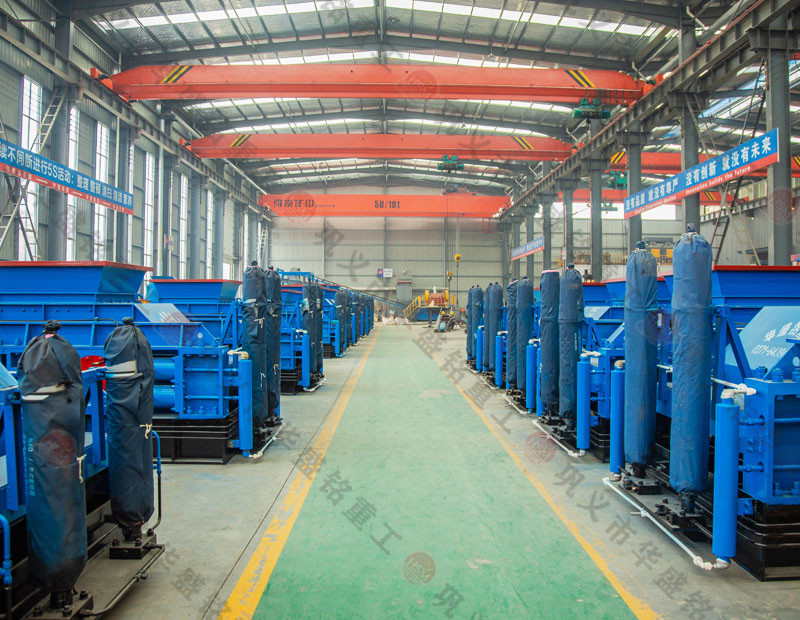 處理建筑廢料用什么設備？破碎紅磚用雙齒輥破碎機好嗎？